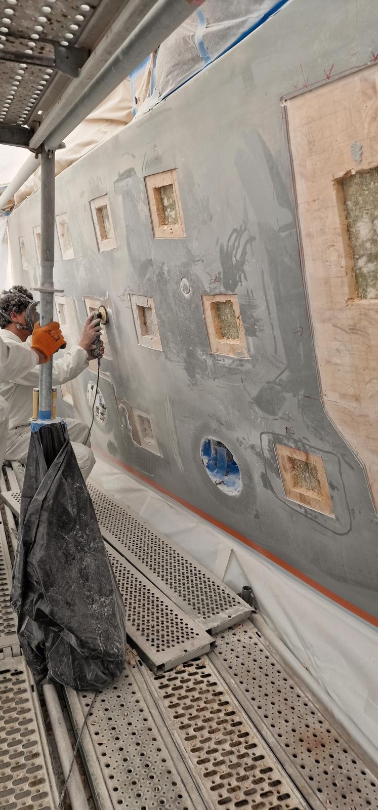 Début de la peinture sur yacht